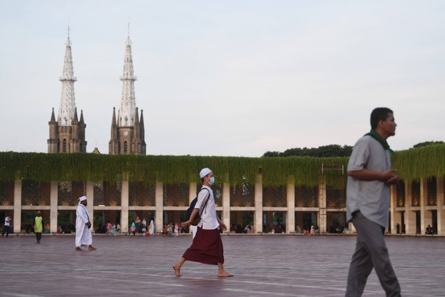 Sejumlah umat muslim bersiap untuk berbuka puasa bersama di Masjid Istiqlal, Jakarta, Kamis (23/3/2023). Foto: ANTARA FOTO/Akbar Nugroho Gumay