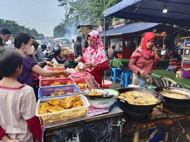 Rekomendasi Ngabuburit di Surabaya: Pasar Takjil Karangmenjangan, Murah Meriah Rek!