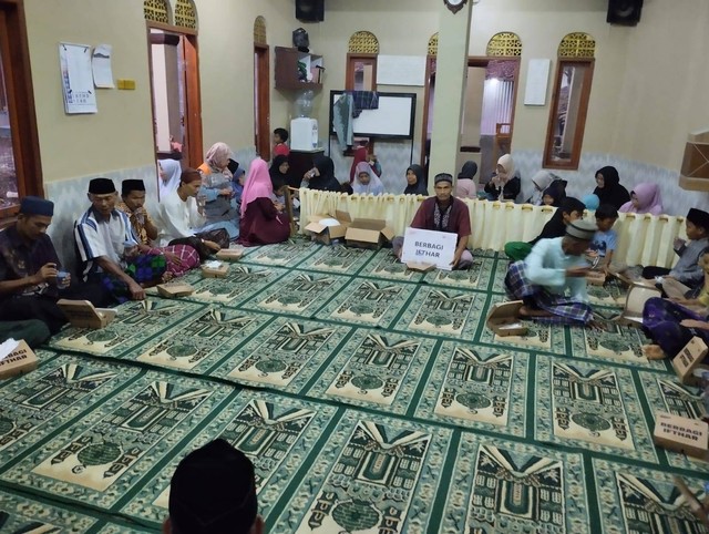 Penyaluranpun dilakukan secara simbolik kepada beberapa anak yatim dan dhuafa yang di lakukan di masjid Al Muhajirin, Pada Kamis 23 Maret 2023.