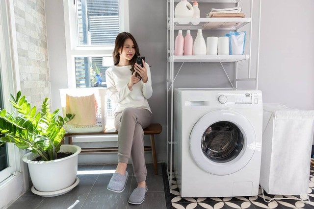 Rekomendasi mesin cuci yang cocok untuk perempuan multitasking. Foto: Shutterstock