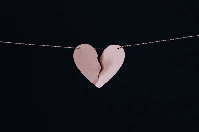 ilustrasi 20 Kata-kata untuk Meninggalkan Seseorang yang Telah Menyakiti. Unsplash/Kelly Sikkema.