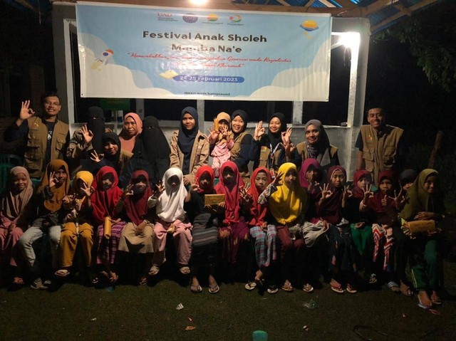 Foto bersama Tim KKN Anak Bangsa Universitas Ahmad Dahlan (UAD) dengan peserta lomba Festival Anak Saleh di Dusun Mamba Na’e (Foto: Istimewa)