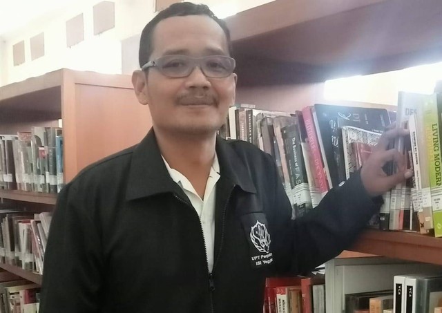 Fl. Agung Hartono, Pustakawan Ahli Muda di ISI Yogyakarta. Foto: dok. pribadi