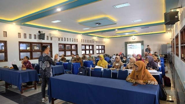 Dosen Universitas Ahmad Dahlan (UAD) berikan kajian materi statistika kepada guru Matematika SMA di Gunungkidul (Foto: Istimewa)