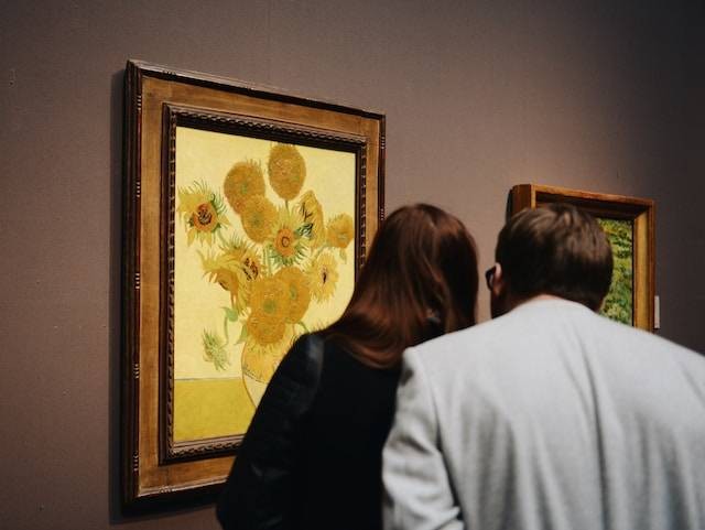 Ilustrasi pelukis yang bernama Vincent van Gogh menganut aliran ekspresionisme. Sumber: www.unsplash.com.