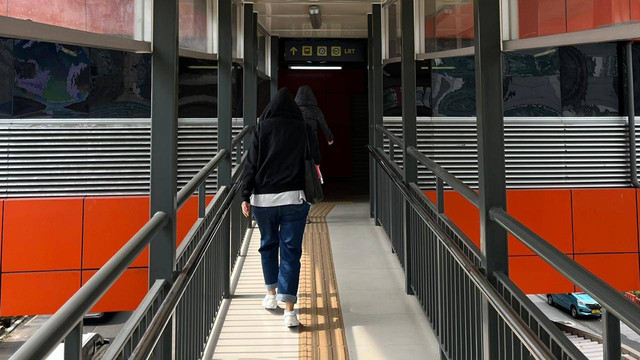 Warga masuk ke dalam halteTransjakarta dan LRT Jabodebek di Halte GOR Sumantri, Jakarta Selatan, Jumat (24/3). Foto: Haya Syahira/kumparan