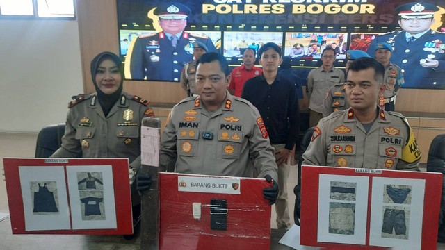 Polisi menangkap pedagang kerupuk berinisial AL (47),  pembunuh wanita di Cileungsi, Bogor. Foto: Dok. Istimewa