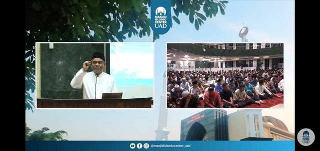 Dr. Muchlas, M.T. (kiri) Rektor Universitas Ahmad Dahlan (UAD) pembicara ceramah tarawih Ramadan 1444 H Masjid Islamic Center UAD (Foto: Massyifa)