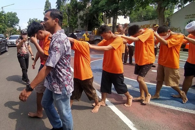 Tersangka Penganiayaan Santri di Bangkalan Bertambah, Polisi Tahan 11 Pelaku (83016)
