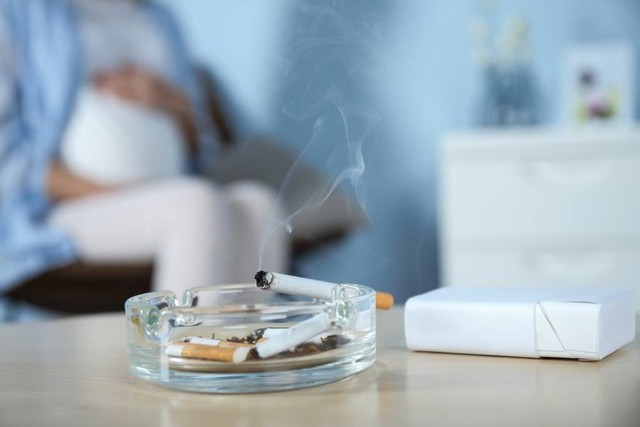 Bahaya asap rokok bagi ibu hamil perlu dihindari karena bisa mengancam kesehatan ibu hamil dan janin. Foto: Shutterstock.com