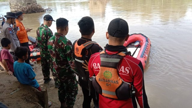Proses pencarian terhadap korban. Foto: Dok. Kodim 1402/Polman