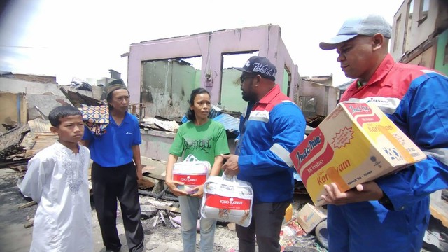 Peduli korban kebakaran, PT KPI RU VII Kasim salurkan ratusan paket bantuan, Jumat (24/3), foto: Yanti/BalleoNEWS