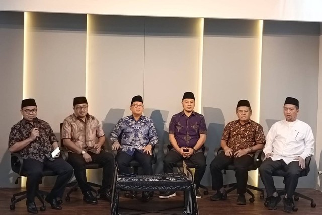 Tim kecil Koalisi Perubahan dalam konferensi pers di Sekretariat Perubahan, Jakarta, Jumat (24/3).  Foto: Zamachsyari/kumparan