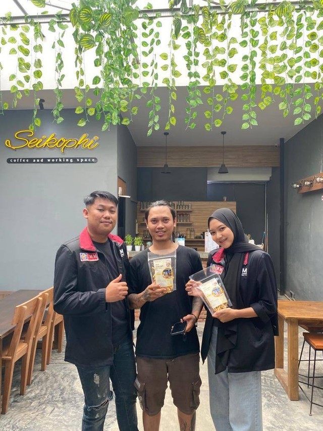 Mahasiswa PMM Bhaktimu Negeri Universitas Muhammadiyah Malang membantu memasarkan produk olahan susu sapi dari Desa Tlekung Kecamatan Junrejo Kota Batu