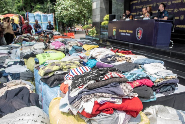 Konpers pengungkapan kasus penyelundupan barang bekas dan ilegal di Polda Metro Jaya, Jakarta, Jumat (24/3/2023). Foto: Muhammad Adimaja/ANTARA FOTO