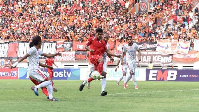 Posisi telapak kaki yang benar saat menahan bola dengan telapak kaki adalah. Foto: dok. Media Persija