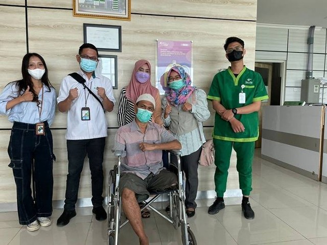 BPJamsostek memberi bantuan kepada peserta yang mengalami cacat anatomi di Palembang. (dok. ist)