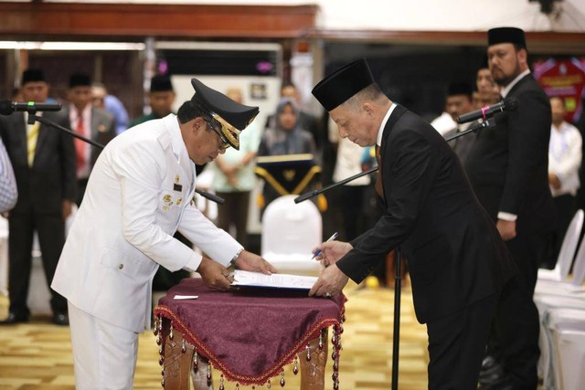 Pj Gubenur Aceh Achmad Marzuki melantik Alhudri sebagai Pj Bupati Gayo Lues. Foto: Abdul Hadi/acehkini 