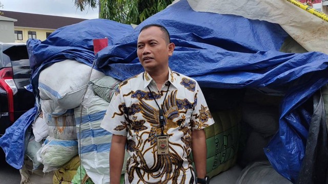 Kasubdit Tipid Indagsi AKBP Hadi Saefudin, saat memperlihatkan karung yang berisikan pakaian bekas, Foto : Istimewa