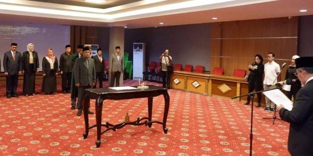 Gubernur Maluku Utara, Abdul Gani Kasuba, melantik Kepala Badan Kepegawaian Daerah, M Miftah Baay. Foto: Istimewa