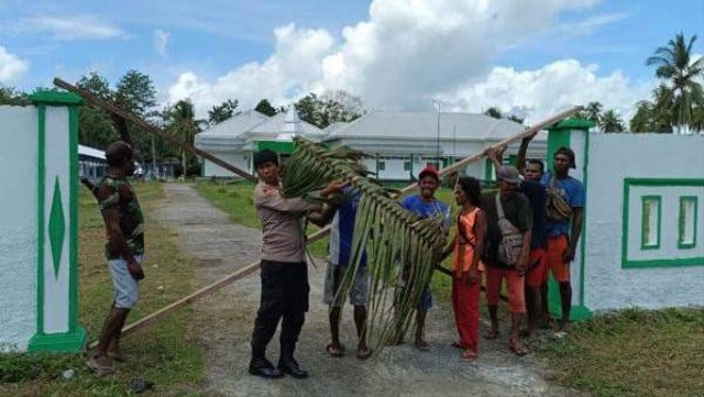 Pemalangan RS Dabe Sarmi oleh masyarakat setempat. Foto:Polda Papua