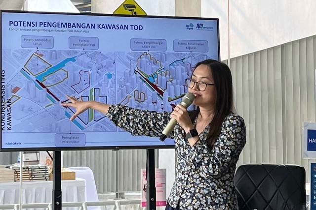 Kepala Departmen TOD Planning & Development MRT Jakarta, Sagita Devi di Taman Literasi Tiahahu, Jakarta Selatan, Jumat (24/3). Foto: Haya Syahira/kumparan