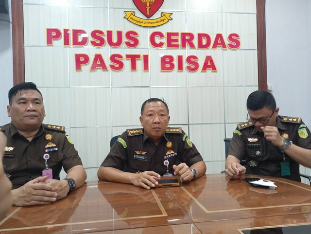Aspidsus Kejati Lampung, Hutamrin saat memberikan penjelasan. | Foto : Galih Prihantoro/ Lampung Geh