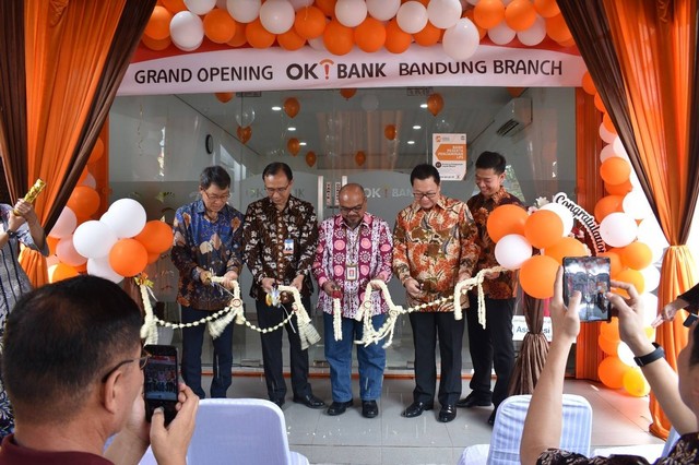 Peresmian pembukaan Kantor Cabang OK Bank di Bandung. Dok OK Bank