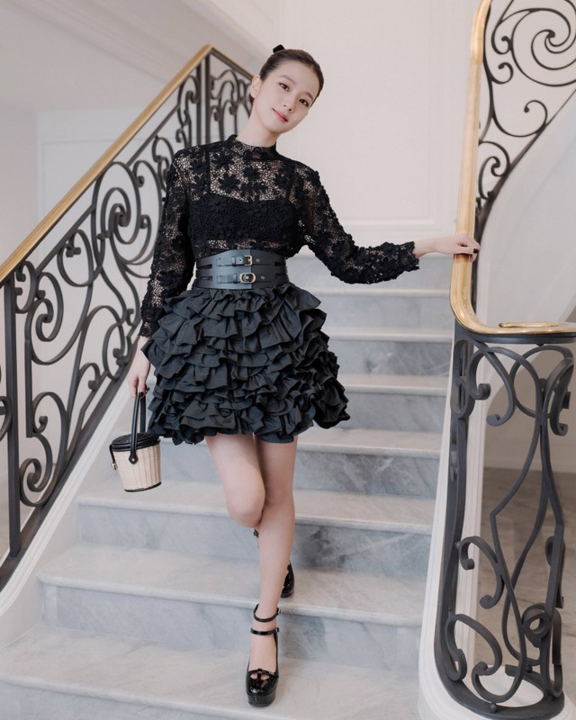Jisoo Blackpink mengunjungi Dior Heritage di Paris, Prancis.  Foto: Dior