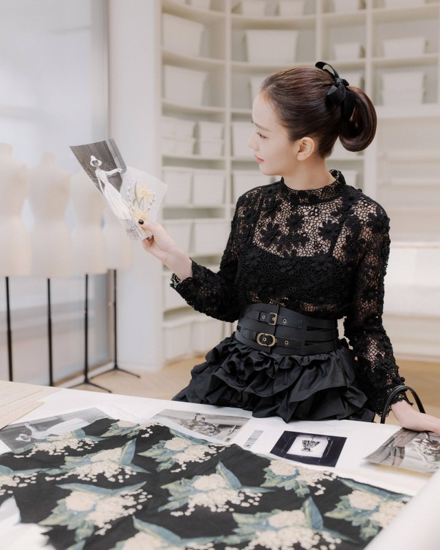 Jisoo Blackpink mengunjungi Dior Heritage di Paris, Prancis. Foto: Dior