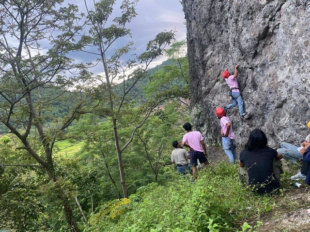 Srikandi Ganjar Banten menggelar latihan climbing di Gunung Batu Gede Sayar, Kecamatan Taktakan, Kota Serang. Foto: Dok. Istimewa