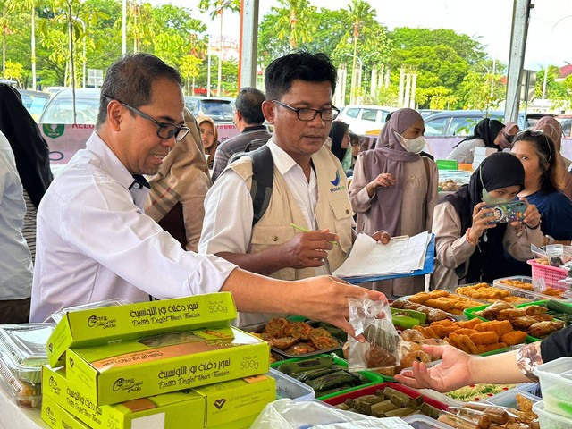BPOM mengecek sampel makanan takjil di pasar juadah Mujahidin Pontianak. Foto: Teri/Hi!Pontianak
