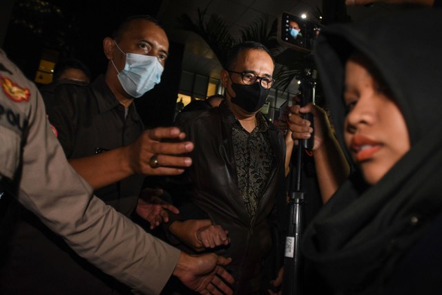 Mantan pejabat Ditjen Pajak Kementerian Keuangan Rafael Alun Trisambodo (tengah) berjalan menghindari wartawan usai menjalani pemeriksaan di Gedung Merah Putih KPK, Jakarta, Jumat (24/3/2023).  Foto: Aditya Pradana Putra/ANTARA FOTO