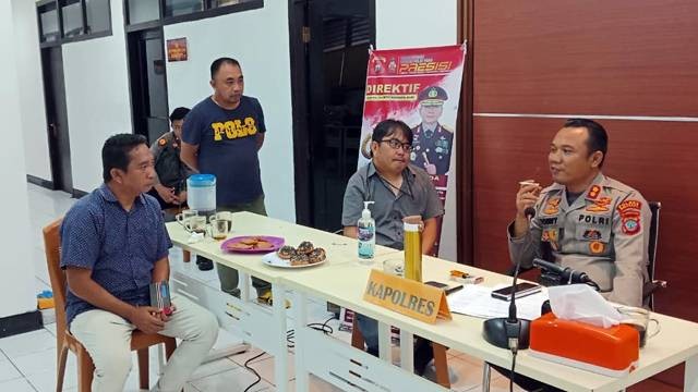 Perwakilan AJI Manado saat bertemu dengan Kapolres Minahasa untuk menanyakan kejelasan kasus tabrak lari yang menewaskan seorang wartawan.