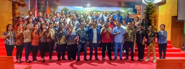 Keterangan foto: Pose bersama jajaran pengurus IKA Unipa Indonesia periode 2023-2025 yang dilantik, Rektor Unipa Indonesia, Warek III Unipa dan tamu undangan, Jumat (24/03/2023) malam. Foto:istimewa.