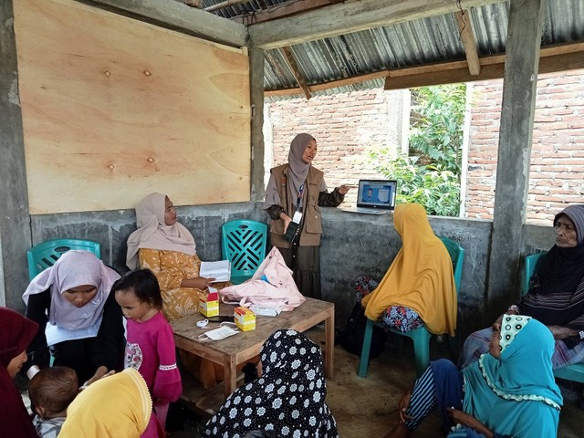KKN Anak Bangsa Universitas Ahmad Dahlan (UAD) edukasi mengenai gizi seimbang dan pencegahan stunting di Dusun Nanga Ni’u, Karampi, Langgudu, Bima, NTB (Foto: Istimewa)