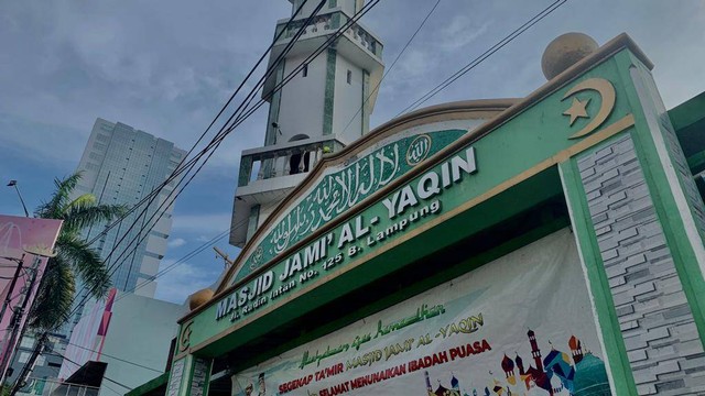 Gapura utama Masjid Jami Al Yaqin yang berada di Jalan Raden Intan, Kecamatan Enggal, Kota Bandar Lampung. Foto: Bella Sardio/Lampung Geh