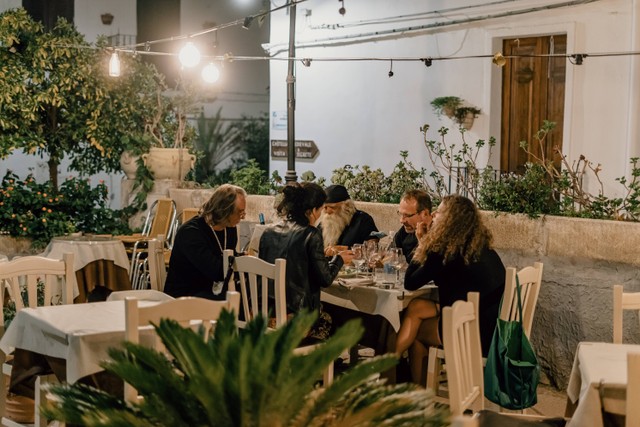 Tempat Bukber Outdoor di Bandung Bersama Teman-Teman. Foto sebagai ilustrasi. Foto: Unsplash/Gabriella Clare Marino.