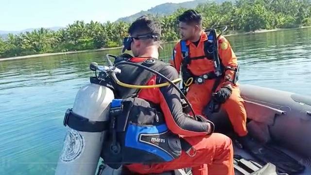Petugas basarnas saat melakukan pencarian korban pemuda diterkam buaya di muara sungai Pinolosian, Kabupaten Bolsel, Sulawesi Utara.