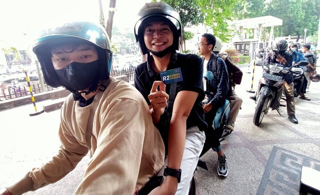 Meldydan bersama temannya, Wildan, saat mengantre penukaran uang pecahan baru di halaman gedung BI Jatim, Sabtu (25/3) pagi. Foto-foto: Masruroh/Basra