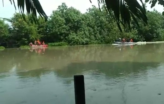 Perahu Tambang Berpenumpang 10 Orang di Surabaya Terbalik