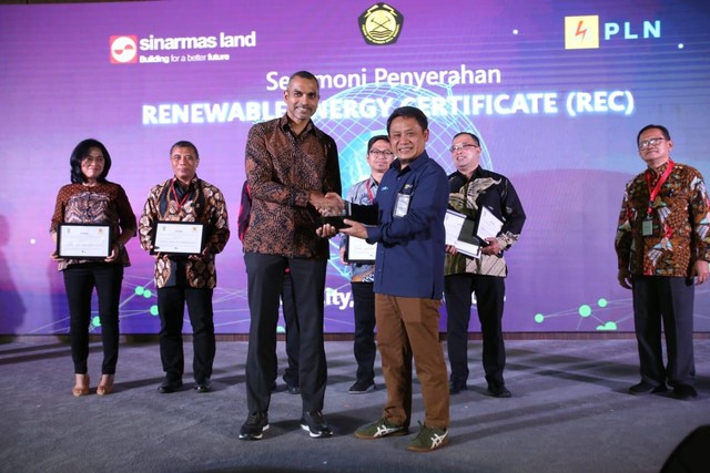 Penyerahan Renewable Energy Certificated (REC). Foto: Dok. PLN