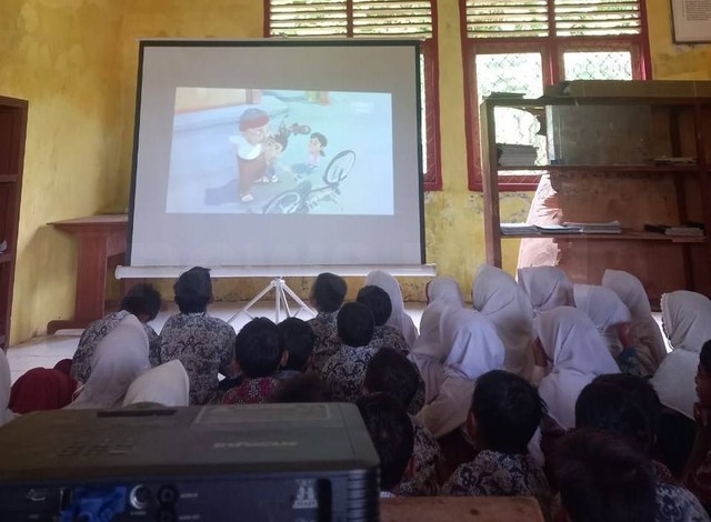 KKN Anak Bangsa Universitas Ahmad Dahlan (UAD) berikan edukasi pendidikan karakter kepada Siswa SD Inpres Nanga Ni'u (Foto: Istimewa)