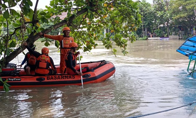 Perahu Tambang Terbalik di Surabaya karena Bocor, 1 Penumpang dalam Pencarian
