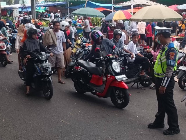 Anggota Satlantas Polres Ternate saat berada di Pasar Higienis. Foto: Istimewa