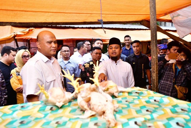 Gubernur Sulawesi Selatan Andi Sudirman Sulaiman saat melakukan pemantauan stok dan harga bahan pokok di Pasar Terong Makassar, Jumat (24/3/2023). Foto: Dok. Istimewa