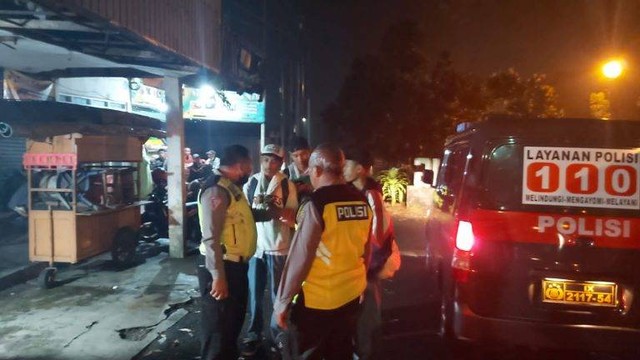 Polisi saat mengamankan pelajar yang kedapatan bergerombol tengah malam. Foto: Hermanto/Tugu Jogja