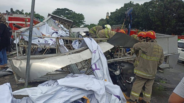 Papan reklame berukuran besar roboh di Jalan Soekarno-Hatta, Kota Bandung, Jawa Barat, Sabtu (25/3/2023). Foto: Dinas Pemadam Kebakaran Kota Bandung