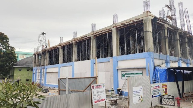 Pembangunan gedung lantai 2 Poliklinik Rumah Sakit Sultan Imanuddin (RSSI) Pangkalan Bun terus dikebut. Ditargetkan pembangunan gedung selesai pada 30 Desember 2023. Foto: Lukman Hakim/InfoPBUN