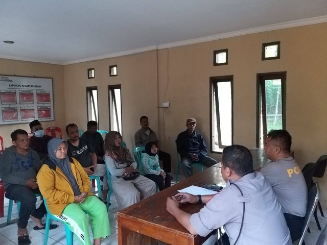 Polisi bersama orang tua dari remaja di Bantul yang diamankan karena hendak perang sarung. Foto: istimewa